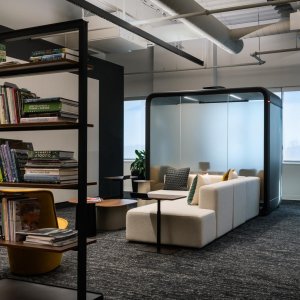 Framery Four în finisaj închis lângă birouri
