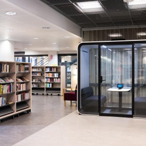 Videoconferință hibridă în cabina Framery Four