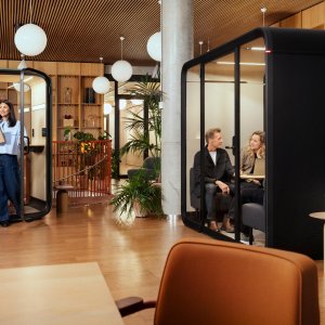 Scaun reglabil cu suport de picioare în Framery One Compact