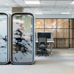 Framery One Compact din profil pe un metru pătrat de podea