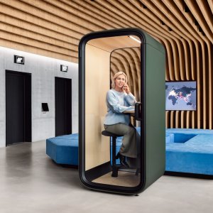 Interiorul cabinei Framery One Compact cu blat din mesteacăn