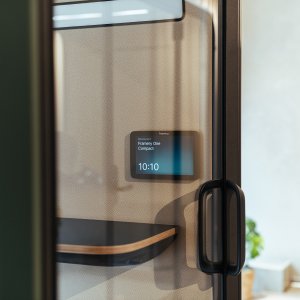 Videoconferință în lumina dedicată din Framery One Compact