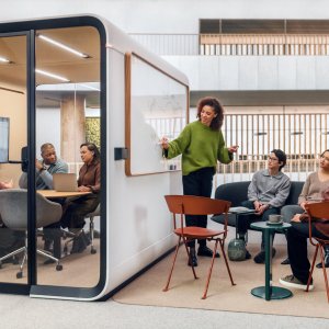 Camera de brainstorming Framery Six într-un birou din România