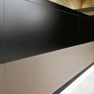 Capac de cabluri din aluminiu pe blatul recepției Vogue