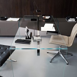 Blat de cristal vopsit pe spate la biroul Air Desk