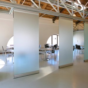 Manivelă introdusă pe spatele unui panou PMI