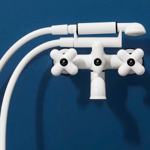 Baterii baie design Fantini I Balocchi în alb mat, lângă un lavoar pe blat