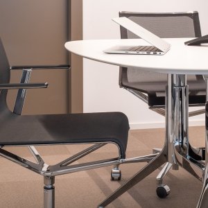 Stick Chair fără brațe pentru mese lungi de conferință