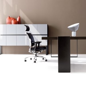 Corp de mobilier New Loop în spatele biroului