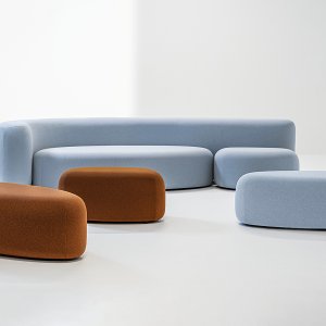 Cele două pufuri așezate lângă canapeaua Lisse, design Sabine Marcelis