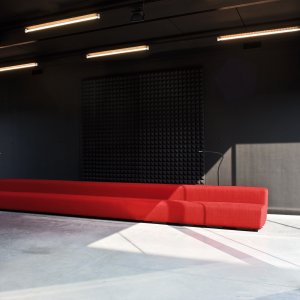 Canapea Osaka în două culori în holul unui hotel