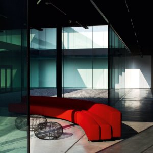 Banchetă Osaka fără spătar, 330 cm, folosită din ambele părți într-un atrium
