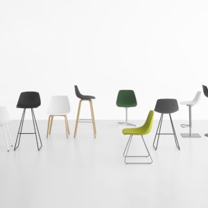 Scaunul de bar design Miunn de la Lapalma cu scoică din lemn curbat