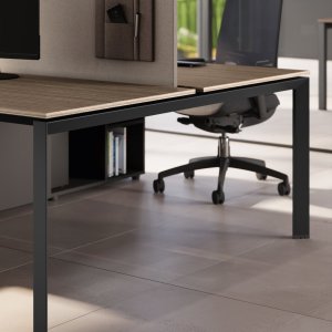 Desking-bench operativ 5th Element de la Las Mobili pe picioare punte trapezoidale din oțel tras