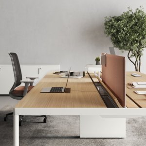 Open space din București amenajat cu posturi Fil Rouge de la Las Mobili