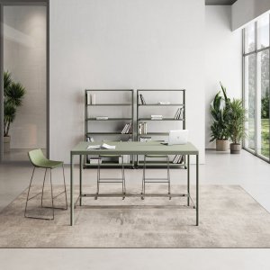 Post operativ Fil Rouge de la Las Mobili cu profil roșu pe bench și cadru de aluminiu verde mușchi
