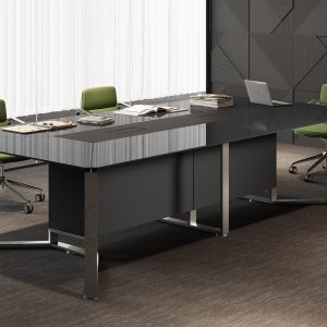 Top access de aluminiu cu prize deschis pe o masă I-Meet