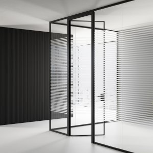 Pereți despărțitori din sticlă Mood de la Las Mobili într-un open space luminos