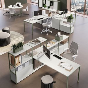Sistemul de birouri operative Sigma de la Las Mobili cu stații bench pe picioare metalice pătrate