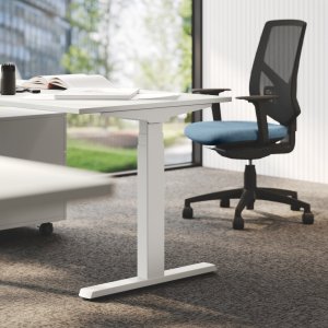 Open space din București cu posturi sit-stand UP de la Las Mobili