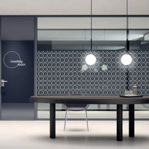 Profil de aluminiu în finisaj bronze heavy pe un perete Simple Bold