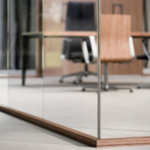 Grilă de ventilație pe ușa oarbă a peretelui în sistemul Quadrifoglio