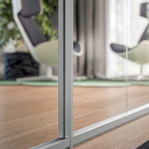 Profil din aluminiu în finisaj bronz al sistemului de la Quadrifoglio