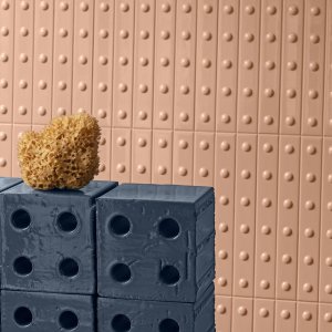 Perete placat cu baghete ceramice Punto de la Mutina, textură în relief