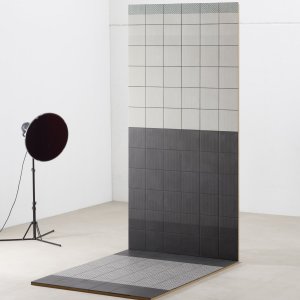 Model Mesh White din Tape Mutina pe baza alba