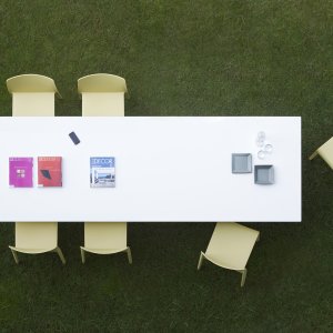 Arki-Table 240×120, formatul adânc de 120 cm, cu dosare deschise pe blat