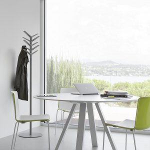Blat din linoleum pe o masă de ședință Pedrali Arki-Table