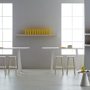 Ramă din aluminiu extrudat sub blatul mesei Pedrali Arki-Table