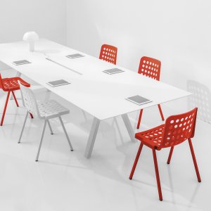 Sală de ședințe cu o masă Arki-Table 300×100 și scaune