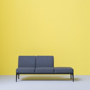 Cadru din aluminiu lustruit LU sub o ședere Social