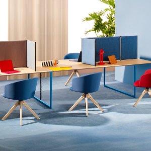 Toa de la Pedrali, design Robin Rizzini, într-o sală de consiliu cu zece locuri