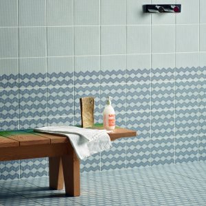 Interior cu tranzitie prin jumatate de model din colectia Tape de la Mutina