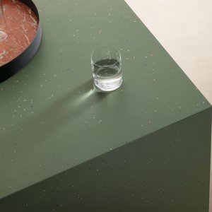 Suprafața Primavera de la Mutina cu așchii ceramice colorate
