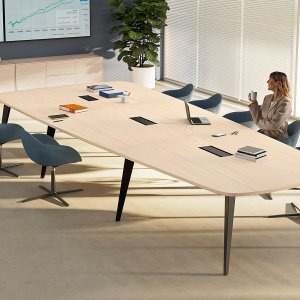 Detaliu al piciorului compas la un birou Pigreco