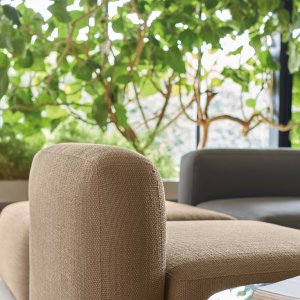 Placă tapițată pe cotiera din lemn a modelului Quinti One Hundred