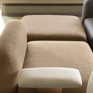 Pernă lombară sprijinită de spătarul unui modul One Hundred