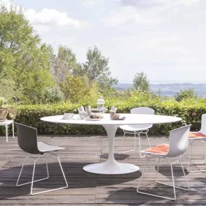 Piciorul central al mesei Saarinen de Eero Saarinen, fără picioare sub blat
