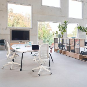 Rând de scaune se:air de-a lungul unui bench pentru hot desking