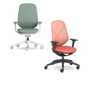 Scaun de birou modular se:kit de la Sedus cu spătar din membrană gri într-un open space