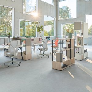 Cinci scaune pentru vizitatori se:kit Sedus stivuite pe cărucior