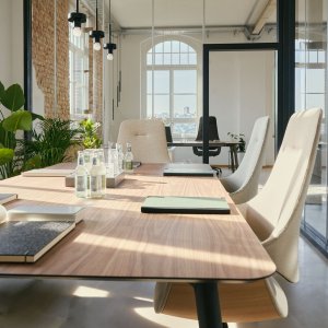se:mission folosit ca scaun pentru vizitatori lângă birou
