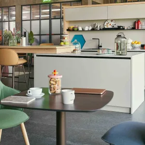 Diner se:café cu două bănci înalte față în față și masă integrată
