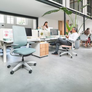 Cotiera multifuncțională a scaunului se:flex cu suportul rotit spre interior