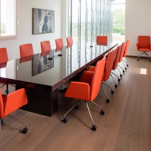 Formatul mare 550 × 200 cm al mesei de ședințe Asymmetrical Meeting în Nero mat