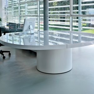 Blat de 7 cm în consolă peste containerul lateral al biroului Asymmetrical