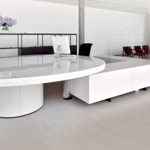 Versiunea ovală Ø 300 a mesei Asymmetrical Meeting pe bază cilindrică deplasată